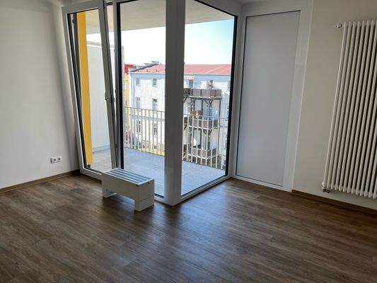 02. Wohnzimmer Balkon.jpeg