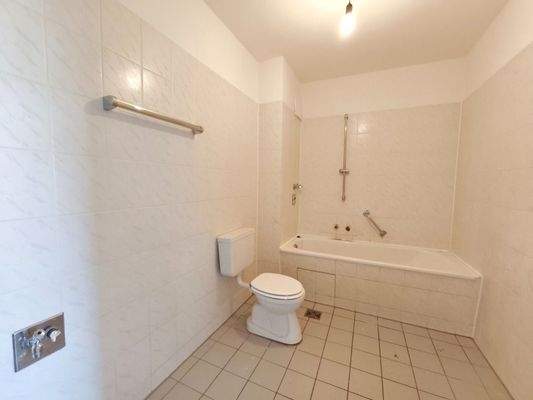 1. Badezimmer mit Badewanne (Beispiel einer vergle