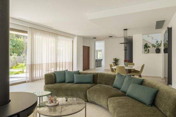 Kreta, Tavronitis: Zeitgenössisch eingerichtete Villa mit Pool zu verkaufen