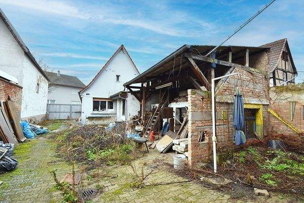 Hof mit Blick aufs Gebäude