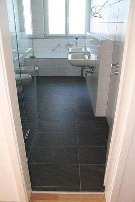 Master-Bad mit Fenster und Wanne sowie Bidet