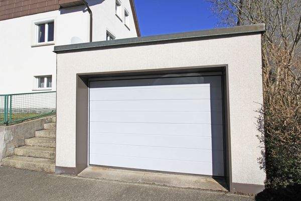 Garage mit elektrischem Sektionaltor