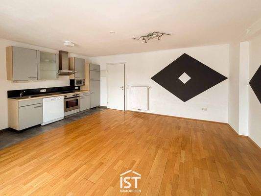 Wohnküche mit Einbauküche