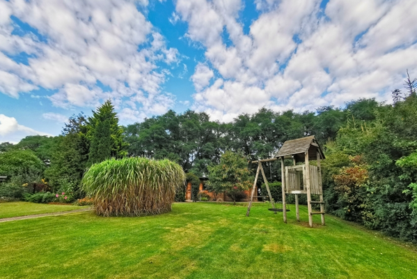 Grundstück mit Kinderspielplatz