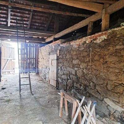 Granitmauer Scheune mit Zugang zu Haus und Stall