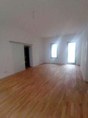 Wohnraum mit Blick zum Balkon