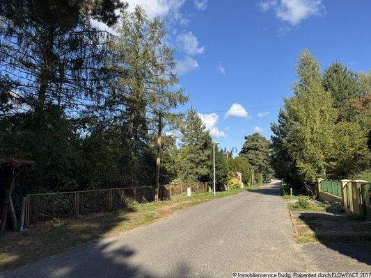 Anliegerstraße  - links liegt das Grundstück