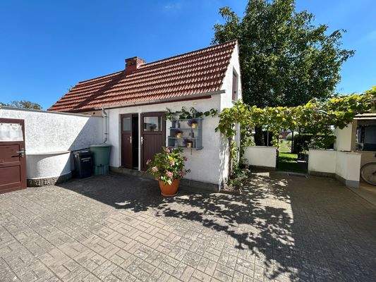 Nebengelass mit Outdoorküche und Werkstatt.jpg