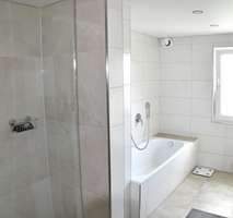 Bad mit Dusche u. Wanne