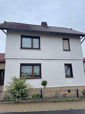 Blick von der Straße zum Haus