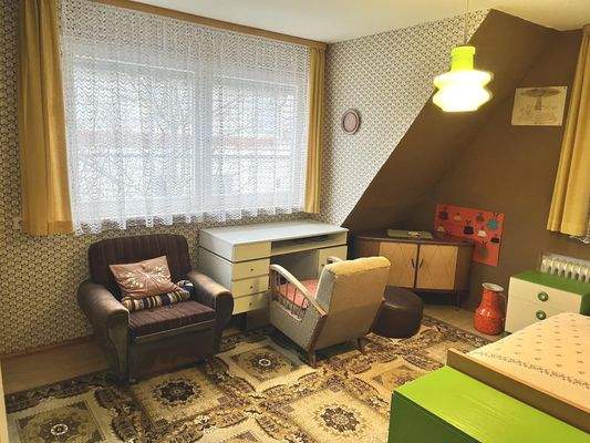 große, helle Zimmer durch Gauben- und Giebelfenster im Dachgeschoss