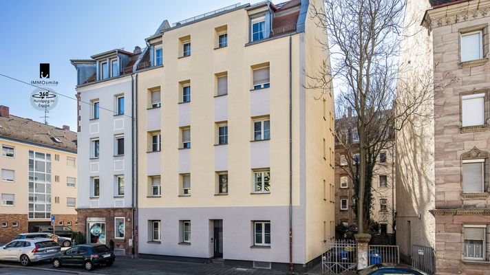 Hausansicht mit seitlichen Zugang in den Innenhofn