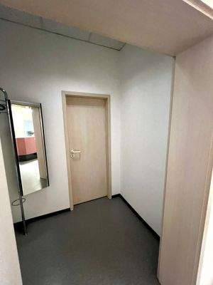 Garderobe mit Zugang WC