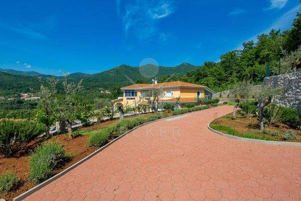 Die Villen befinden sich in malerischer Lage