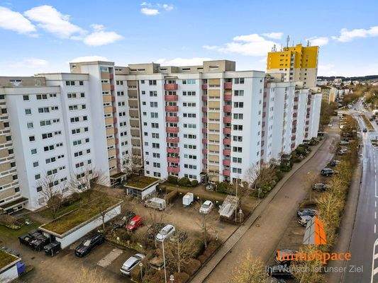 Ausreichend Parkplätze direkt vor der Wohnanlage