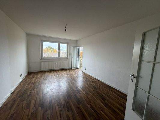 Wohnzimmer mit Zugang zum Balkon