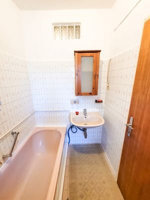 Badezimmer mit Badewanne EG