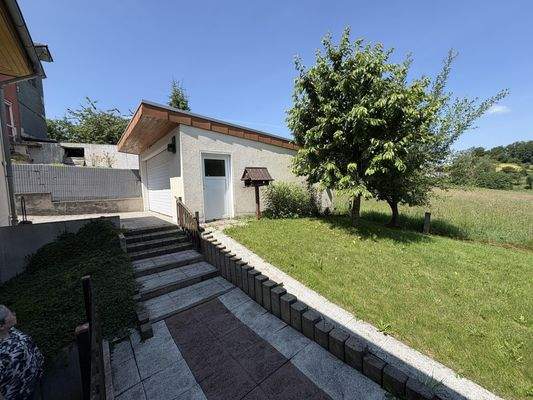 Terrasse mit Blick zur Garage