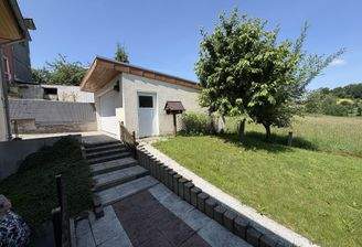 Terrasse mit Blick zur Garage