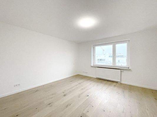 Geräumiges ruhiges Schlafzimmer Richtung Rückseite des Hauses