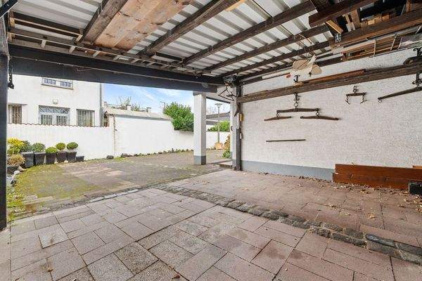 Carport mit Außenstellplätzen