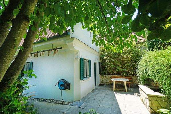 Weinhaus_Ansicht mit Terrasse und Eingang