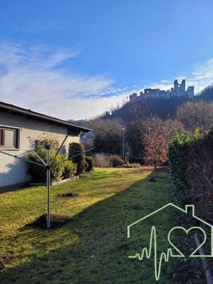 Garten mit Blick auf die Burgruine