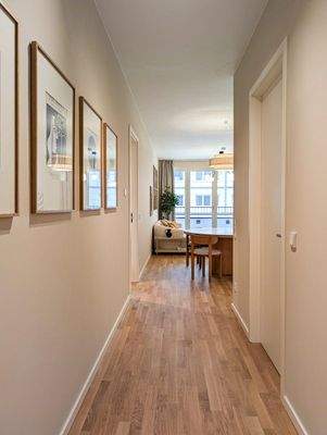 Musterfoto Flur mit Blick ins Wohnzimmer