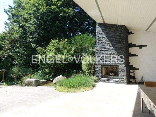 Terrasse mit Außenkamin und schön angelegtem  Wasserbrunnen
