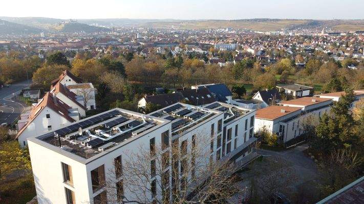Impressionen - Drohnenaufnahme, Haus mit Würzburg