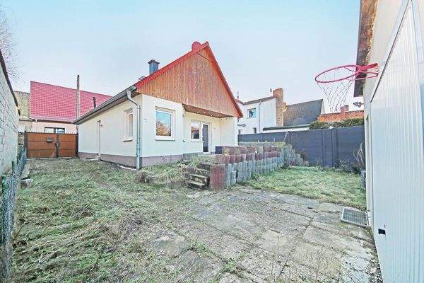 Hausansicht / Grundstücksseite