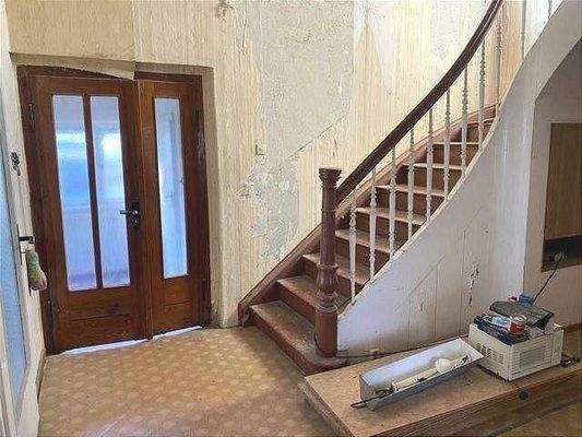 Flur mit Treppe ins DG