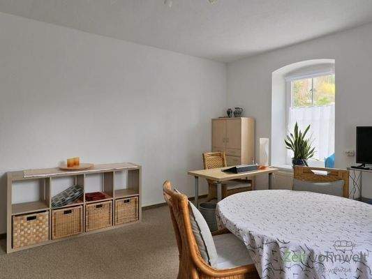 kleiner Schreibtisch am Fenstare