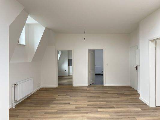 Wohnzimmer, Blick Küche und Bad.JPG