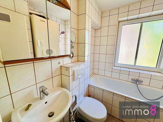 Badezimmer mit Wanne und Tageslichtfenster 