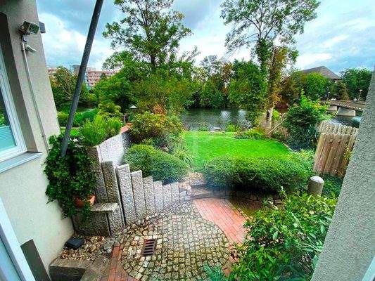 82 Wohnzimmerblick zum Garten