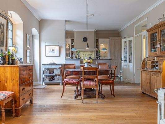 Wohnbereich mit offener Küche und Terrassenzugang