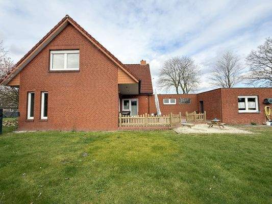 großer Garten mit Terrasse und Spielbereich