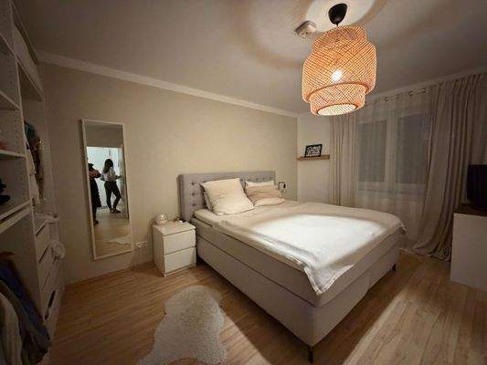 geräumiges Schlafzimmer