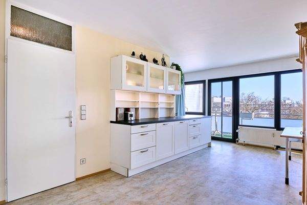 offene Küche mit Zugang zum Balkon