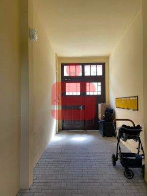 Torweg mit Briefkastenanlagen