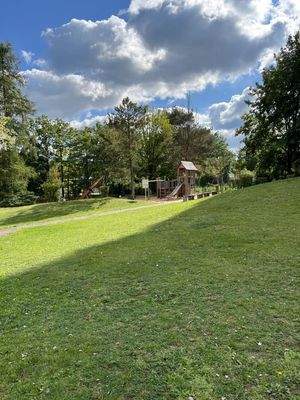 schön angelegter Spielplatz