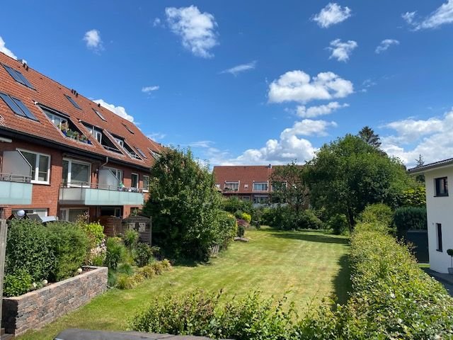 Großer Innenhof mit Bäumen & Rasen, Terrasse mit Gartenanteil, PKW-Platz, Nähe Albertinen Krankenhaus Schnelsen