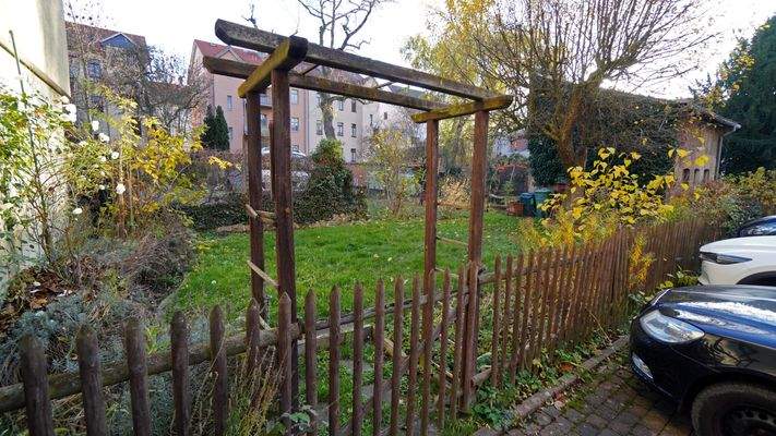 Eine kleine, grüne Oase hinter dem Haus