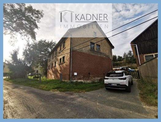 Straßenansicht mit Zufahrt