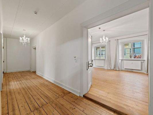 Flur mit Blick ins Wohnzimmer