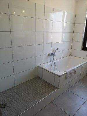 Bad mit begehbarer Dusch eund Wanne