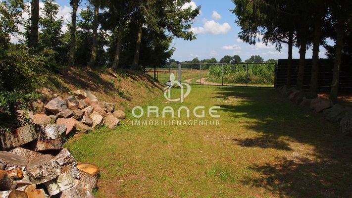 zweite Auffahrt im Norden des Grundstücks und Feldweg zum Wald