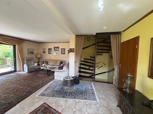 Wohnbereich mit Blick zur Treppe