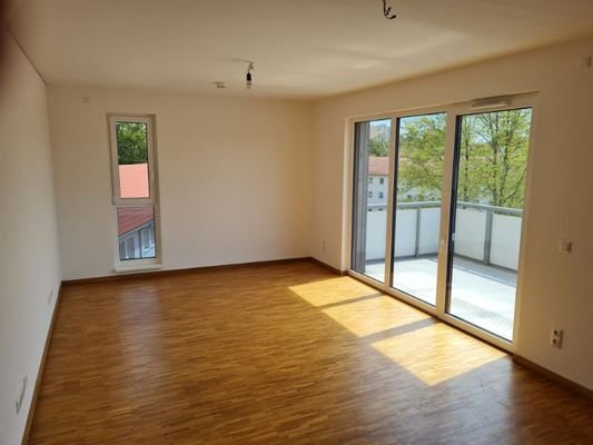 Wohnzimmer mit Balkon